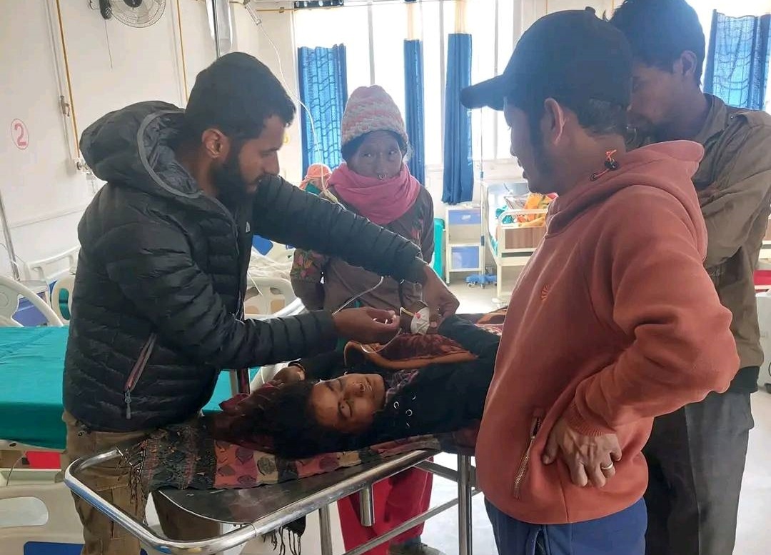 बझाङमा भीरबाट लडेर एक महिला घाइते